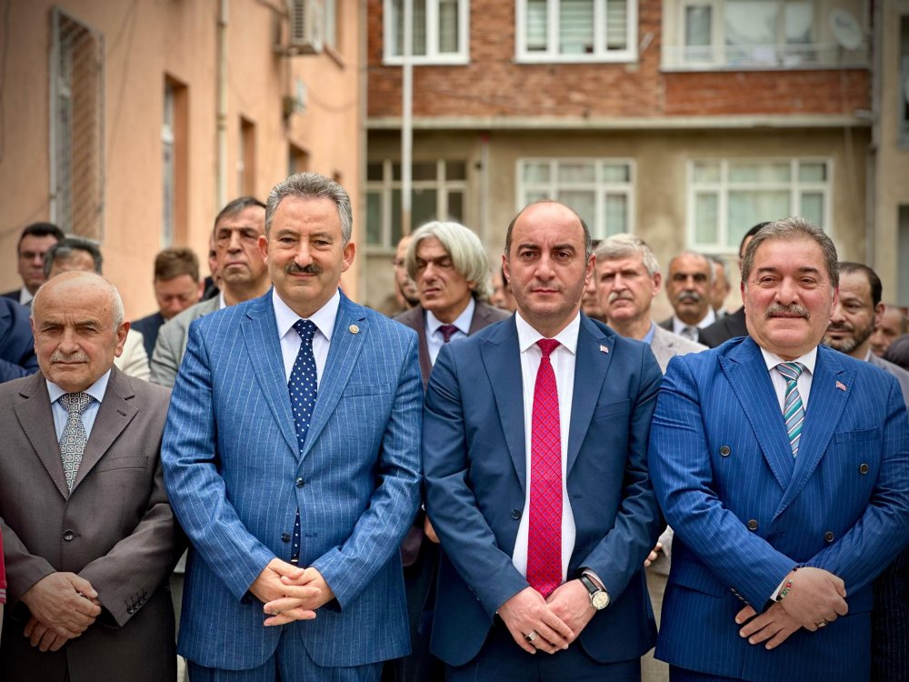 23 NİSAN ÇELENK SUNMA TÖRENİNİ GERÇEKLEŞTİRDİK