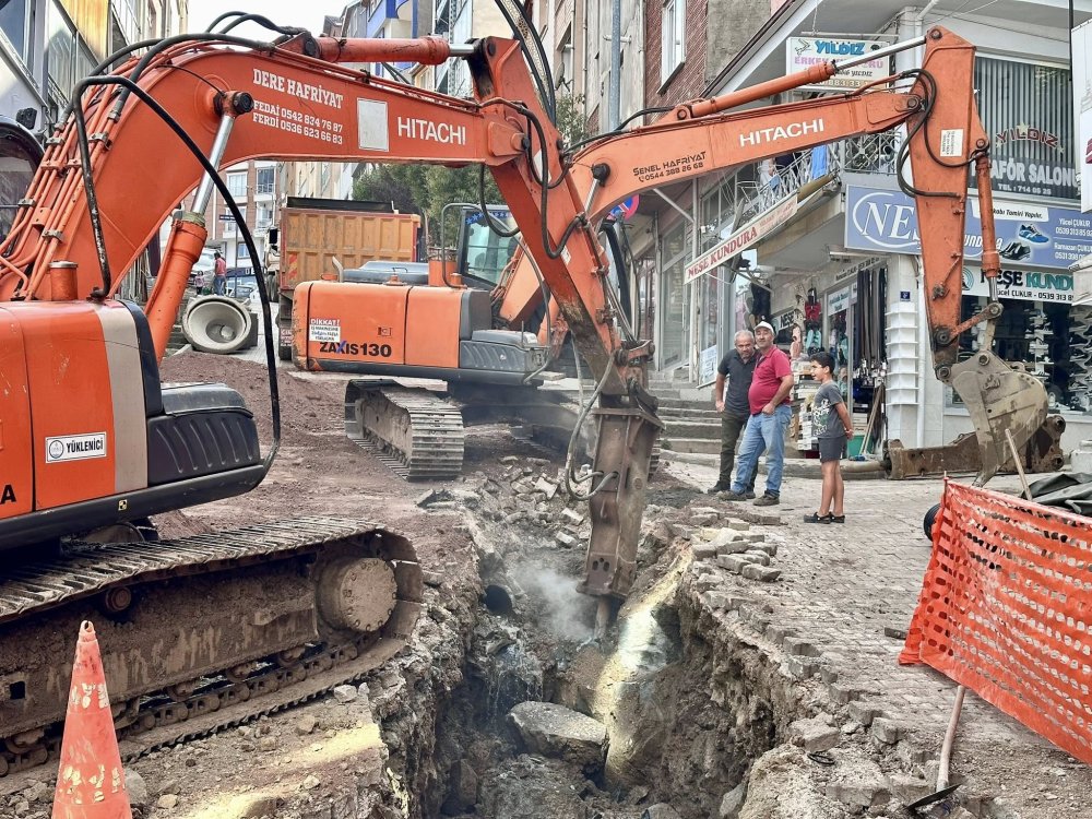 ALTYAPI YENİLEME ÇALIŞMALARI TÜM HIZIYLA DEVAM EDİYOR