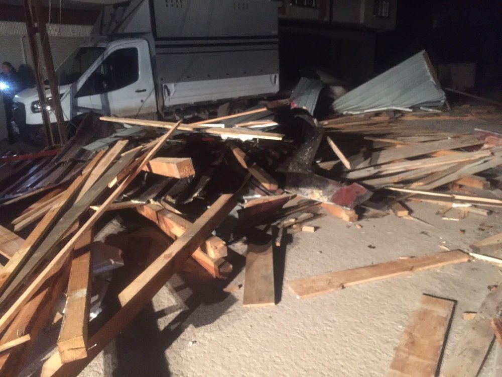 Aybastı’da Fırtına Çatıları Uçurdu