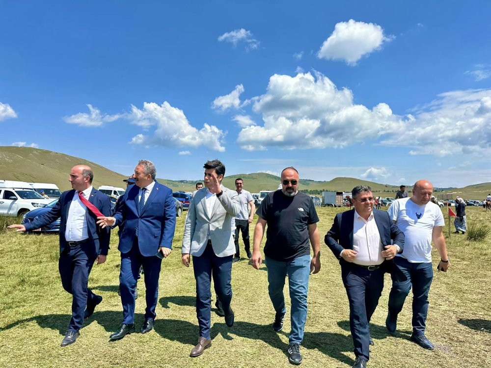Hey gidi Küheylan, koşmana bak sen! Çatlarsan, doğuran kısrak utansın!
