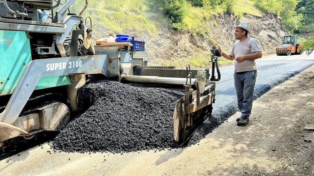 UZUNDERE – ZAFERİMİLLİ YOLUMUZDA SICAK ASFALT ÇALIŞMALARI DEVAM EDİYOR
